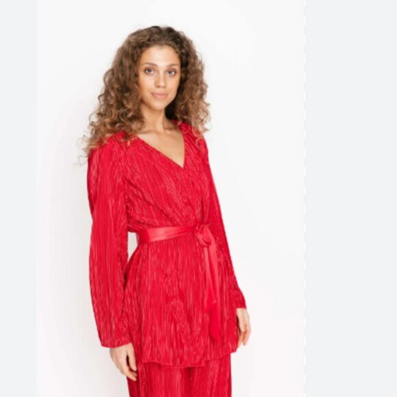 NWT Smash+ Tess Tasia Festive Red Long-Sleeve Top M/L Jacket - Picture 1 of 10